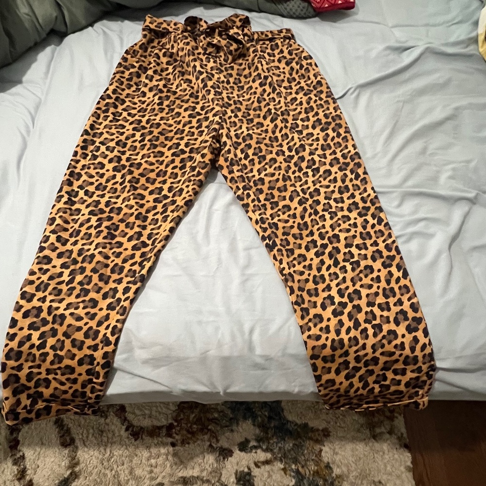 Satin leopard cropped pants